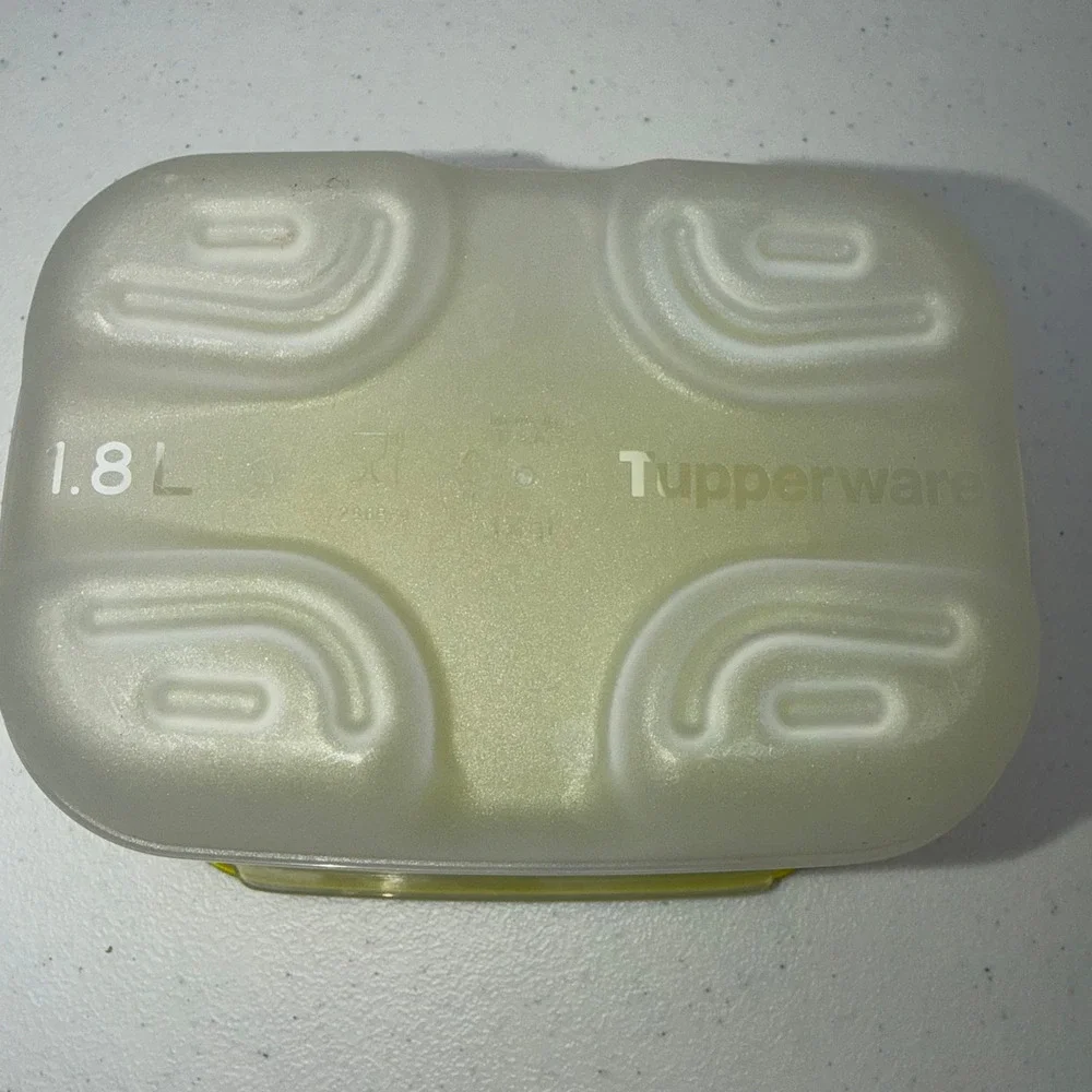 Tupperware 7286 Fridgesmart Storage Container Lime Yellow Vented Lid 1.8L